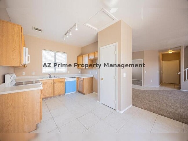 Building Photo - 670 E Mariposa Pl