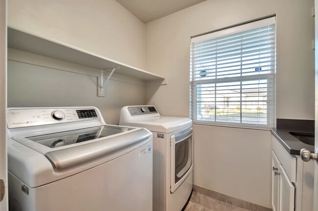 Building Photo - Incredible 6 bedroom Rambler in West Jordan