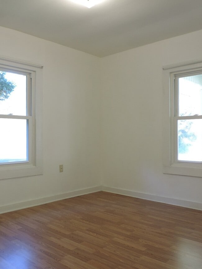 Building Photo - Cute 2/1 Cottage in Fleetwood with Office Space Upstairs