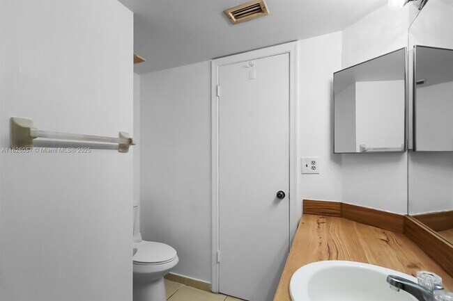 Building Photo - 10167 Twin Lakes Dr