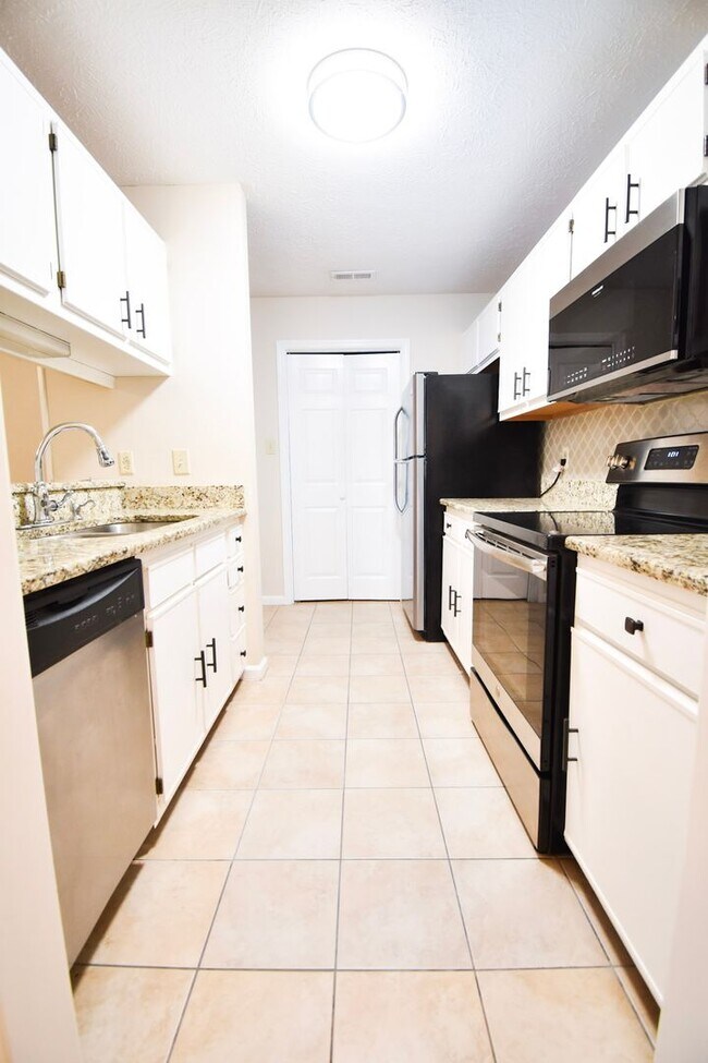 Building Photo - 2 Bedroom 2 Bathroom Apartment