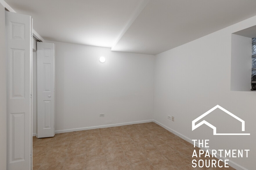 Building Photo - 1260 N Greenview Ave