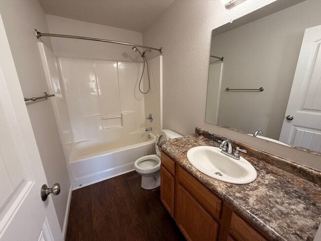 Building Photo - 4 Bedroom, 3.5 Bathroom Townhome in Cheyen...