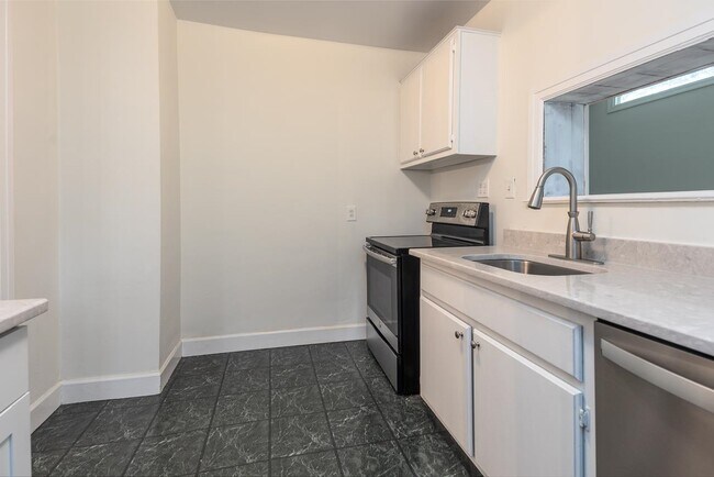 Building Photo - 537 Eastbourne Pl