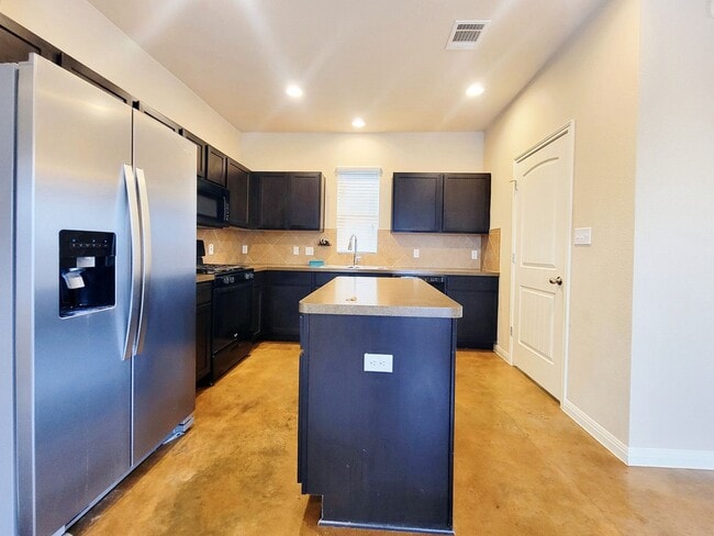 Building Photo - Nice 3/BR 2/BA – Cozy & Comfortable Living