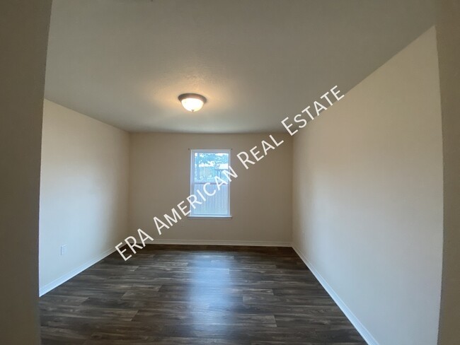 Building Photo - **PRICE REDUCED**