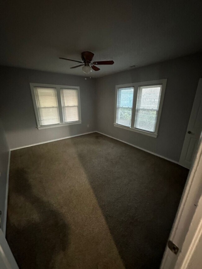 Building Photo - Beautiful 2 Bedroom 1 Bath DUPLEX