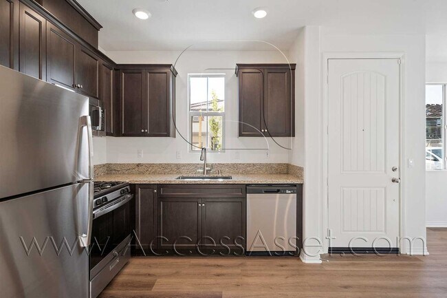 Building Photo - Stylish 2 Bed + 2.5 Bath Townhome in Murrieta