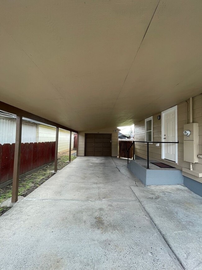 Building Photo - Freshly renovated 2bdrm, 1 bath house with...
