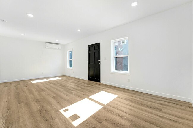 Building Photo - Newly Remodeled 1 Bedroom / 1 Bath Bungalow-style in the Heart of Hollywood!
