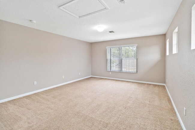 Building Photo - Nice 3/2 with Bonus Room in Oak Hammock Pr...