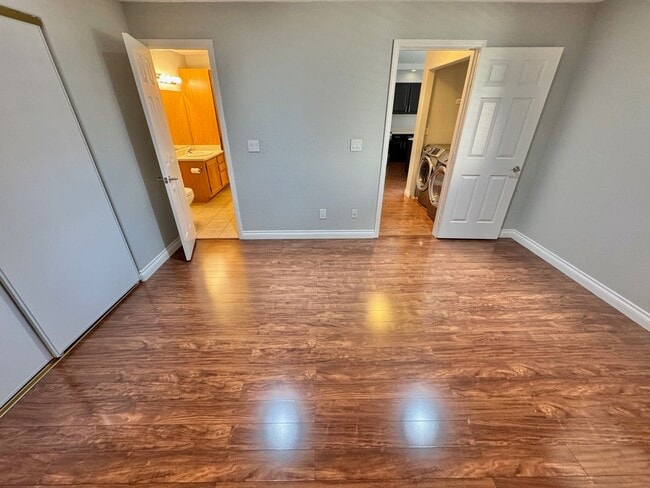 Building Photo - Spacious 2 bedroom condo with detached garage!!