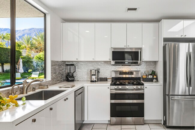 Building Photo - 1411 Via Isla