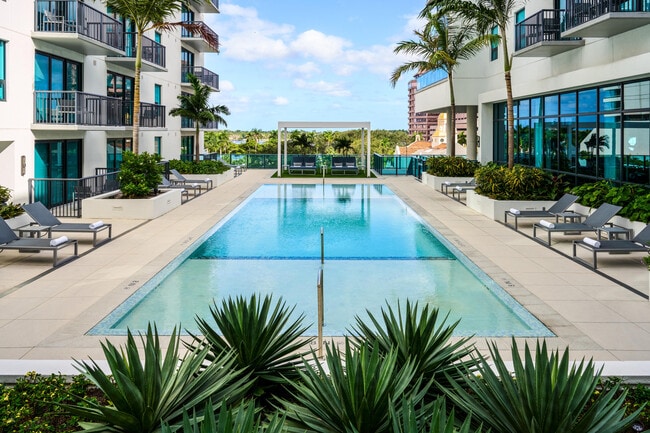 Building Photo - 695 S Olive Ave