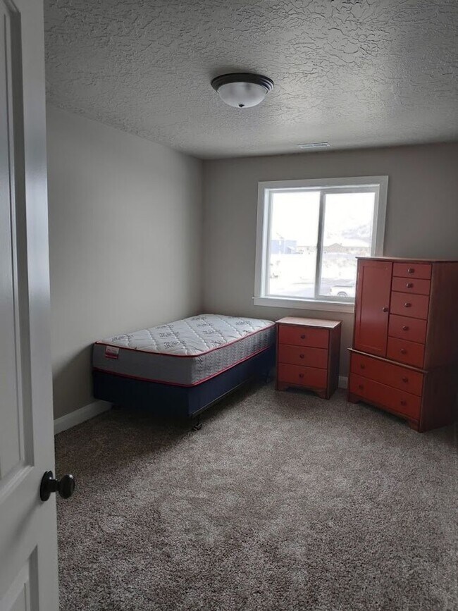 Building Photo - 404 W 1325 N