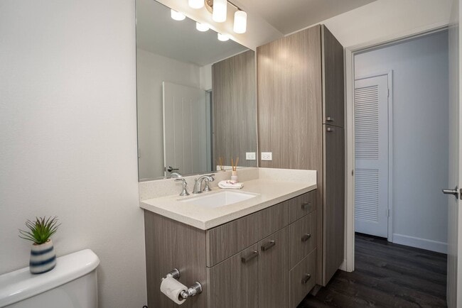 Building Photo - Furnished Townhome with Garage, 3 bedroom/2.5 Bathroom at Kamalani Flats