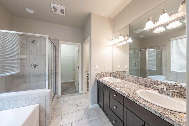 Building Photo - Beautiful 4-Bedroom Home with Office in Cl...