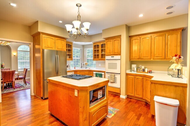 Building Photo - Large mountain home with 2 car garage and fenced in back yard.