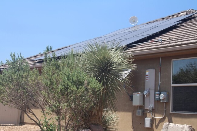 Building Photo - 4 Bedroom 2 Car Garage W/Solar (Save $$$)