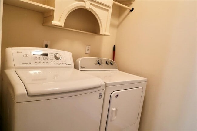 Building Photo - 515 Village Arbor Park NW