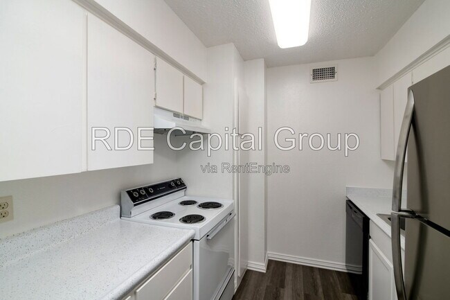Building Photo - 7048 Glenview Dr