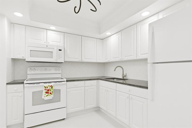 Building Photo - 2201 S Ocean Dr