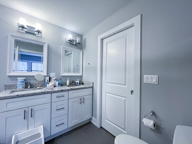 Building Photo - 1750 W Summerdale Ave