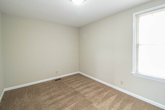 Building Photo - 810-D Golfview Place