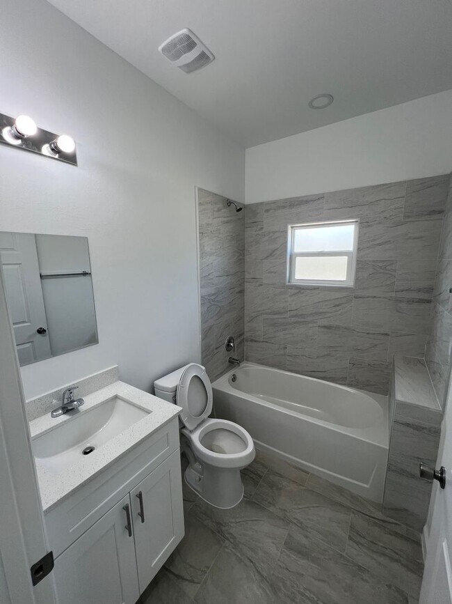 Building Photo - Brand-New Cozy 2BR/2BA Home- Prime Lake Placid Location