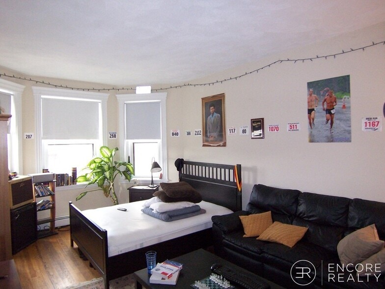 Building Photo - 65 Park Dr