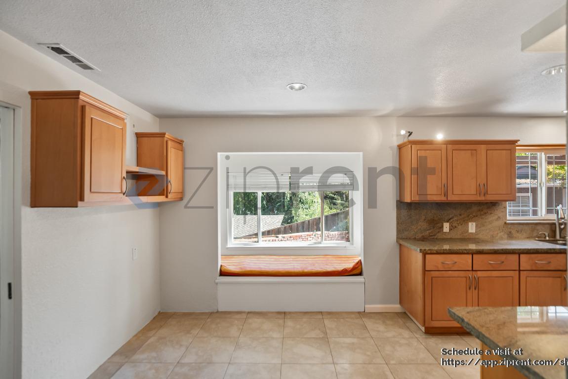 Building Photo - 10609 Creston Dr