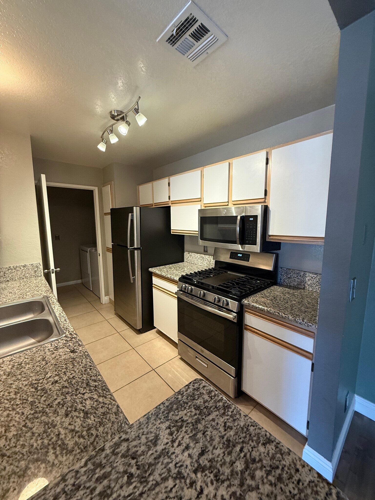 Building Photo - 2200 S Fort Apache