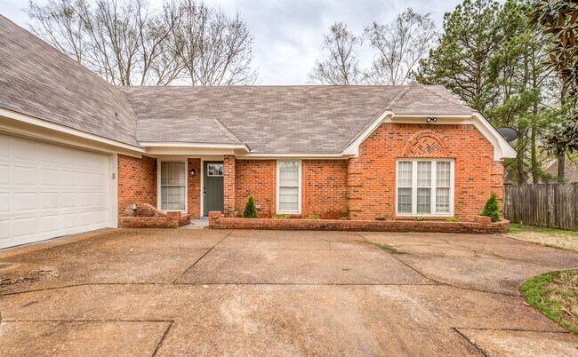 Building Photo - Style, Space, and Convenience in the Heart...
