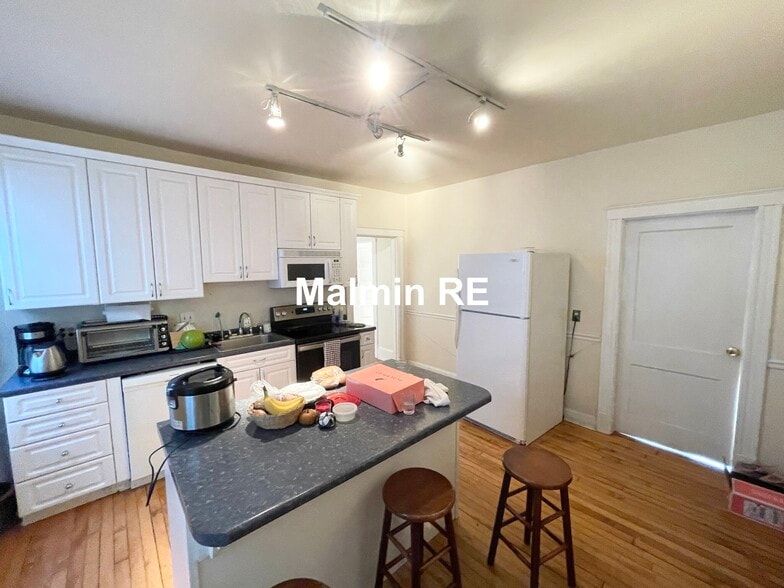 Building Photo - 19 Sachem St