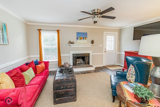 Building Photo - Townhouse with 2 bedrooms and 1.5 bathrooms in Willow Oaks