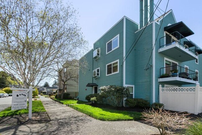 Building Photo - Beautifully Remodeled Top Floor Alki Condo with Views!