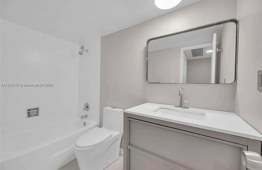 Building Photo - 5700 Collins Ave