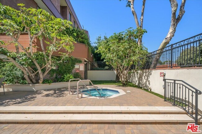 Building Photo - 300 N Swall Dr