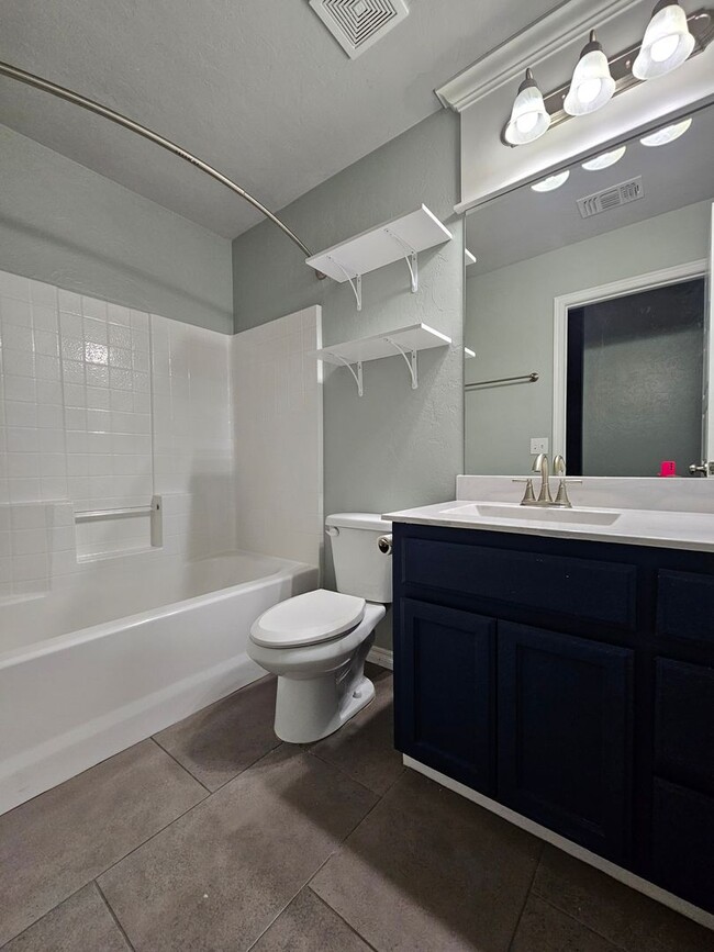 Building Photo - (3) Bed/(2) Bath in Bellatona Addition! Avail NOW!