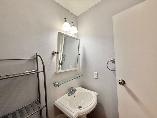Building Photo - Charming 3BD, 2.5BA North Raleigh Home wit...