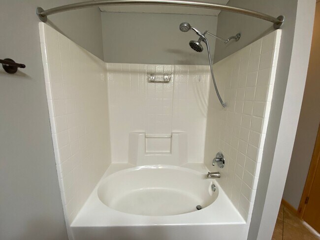 Building Photo - 3 Bedroom Twinhome near the New Sandford Hospital!!