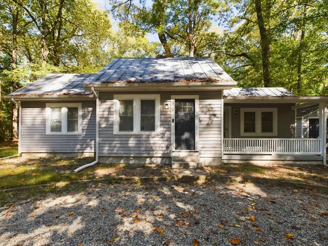 Building Photo - Beautiful, Private 2 Bedroom Bungalow in B...