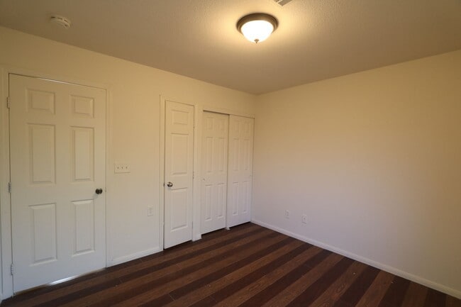 Building Photo - Cozy 3 bedrooms
