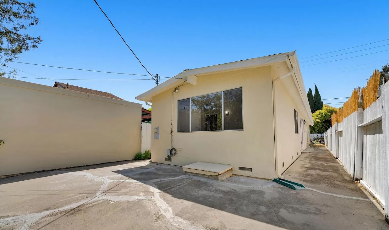 Building Photo - 3271 Alma St