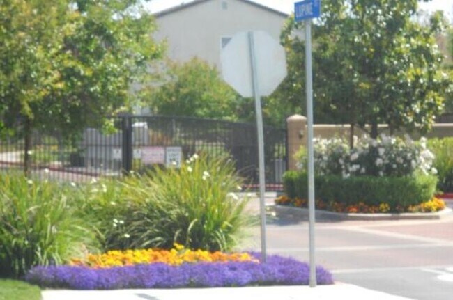 Building Photo - 1686 Goldenrod Ave