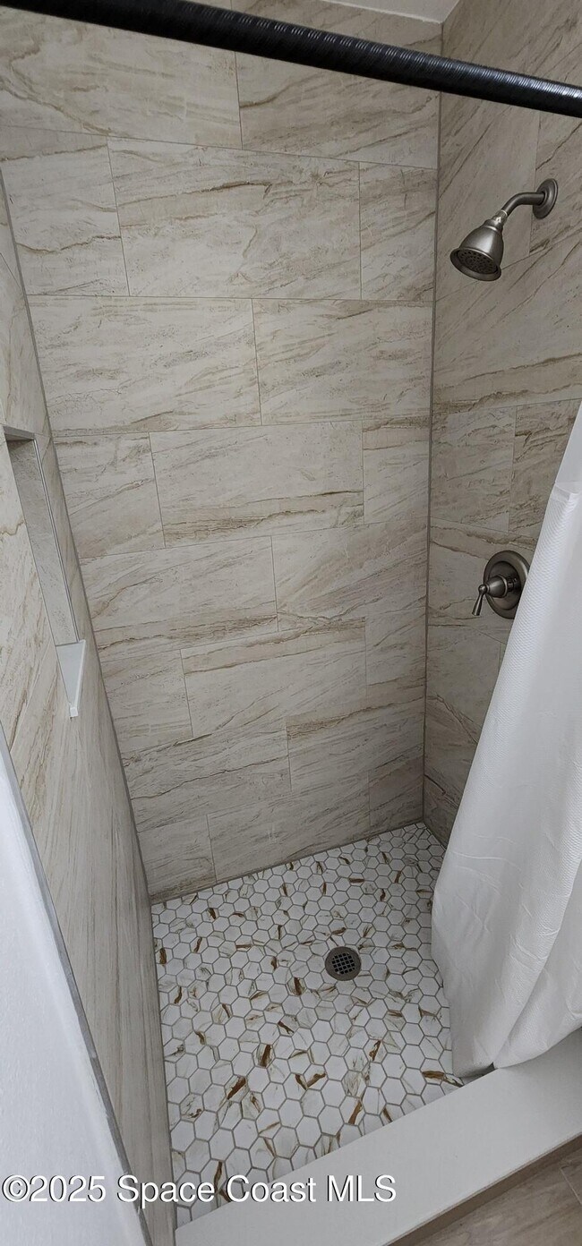 Building Photo - 833 Cronin Ave