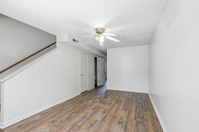 Building Photo - 285 State Line Rd