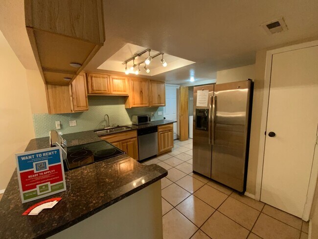 Building Photo - *Owner Broker* 2 Bedroom Townhome Availabl...