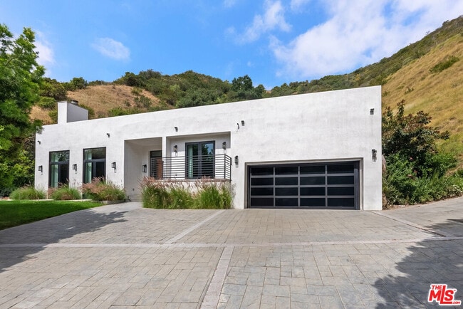 Primary Photo - 1739 San Ysidro Dr