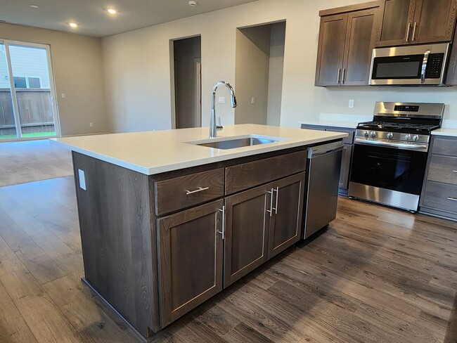 Building Photo - Available now! Newly Built 3 Bed / 2 Bath ...